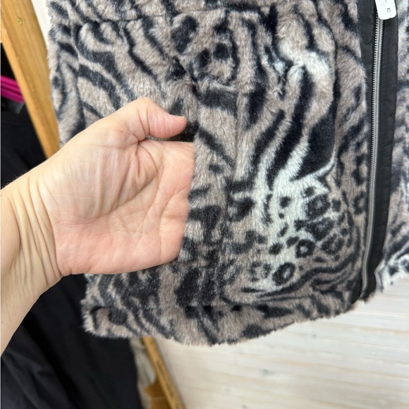 Reversible Leopard Print Faux Fur & Black Quilted Vest - Picture 4 of 8